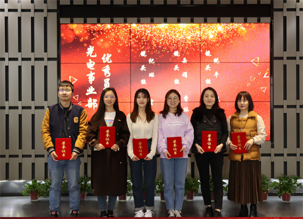 優(yōu) 秀員工合影 