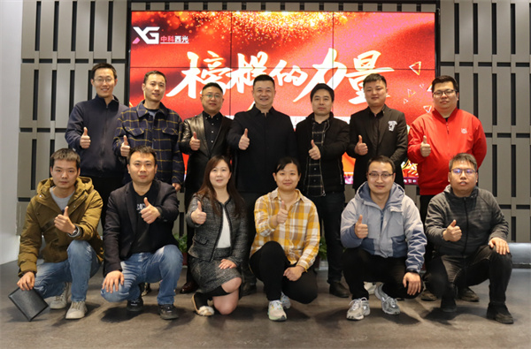 領(lǐng)導(dǎo)員工合影